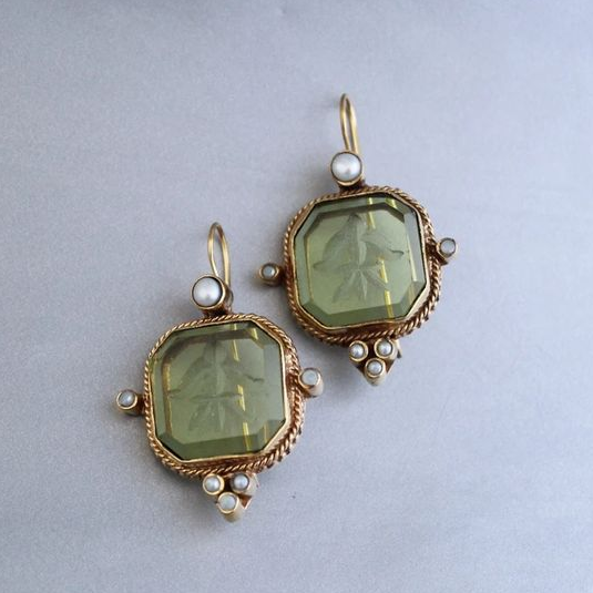 Shiela™ - Vintage green pearl earrings